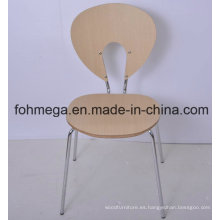 Silla apilable de comedor de madera contrachapada de diseño nuevo (FOH-NCP13)